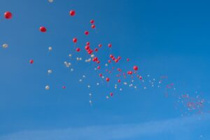 Biało - czerwone balony lecące w niebo