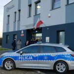 5 osób pod budynkiem Komisariatu Policji w Woli. Wręczono kartę pojazdu. Nowy radiowóz.