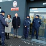 5 osób pod budynkiem Komisariatu Policji w Woli. Wręczają kartę pojazdu