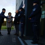 5 osób pod budynkiem Komisariatu Policji w Woli. Wręczają kartę pojazdu