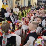Dzieci w strojach Śląskich śpiewające w Kościele