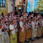 Dzieci w strojach Śląskich śpiewające w Kościele
