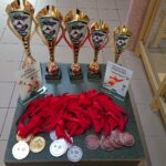 Medale i puchary na stoliku