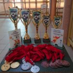 Medale i puchary na stoliku