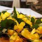 Żółte róże leżące na stole