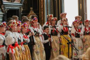 Śpiewające dzieci w trojach ludowych śląskich w sali pałacowej
