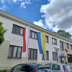 Flagi Śląska i Polska przed budynkiem Urzędu Gminy
