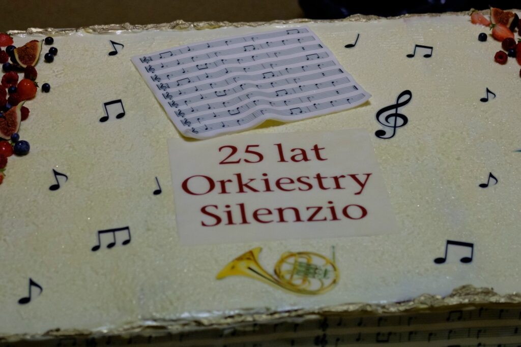 Tort z nutami i napisem 25 lat Orkiestry Silenzio