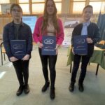 Trójka uczestników konkursu z dyplomami