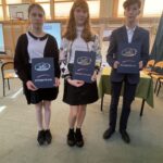 Trójka uczestników konkursu z dyplomami